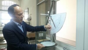 Проверка тарелки на скол специальным прибором